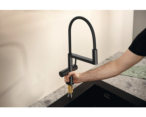 Montáž černé kuchyňské baterie na dřez