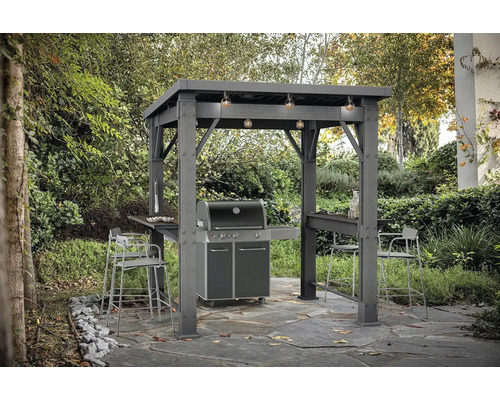 Grilovací místo s grilem, přístřeškem a barovými stoličkami v zahradě