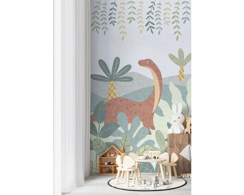 Dětský pokoj s tapetou s dinosaury, stolem, židlemi a hračkami