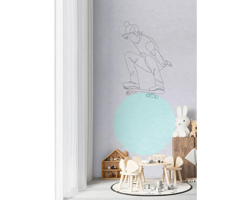 Dětská herna se stolem, židlemi, regály a nástěnnou malbou se skateboardistou