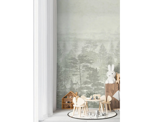 Dětský pokoj s tapetou s motivem lesa, dětská stolní sestava a hračky