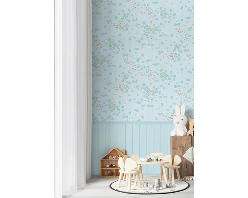 Dětský pokoj s modrou tapetou se vzorem leknínů, dětský stůl se židlemi a hračkami