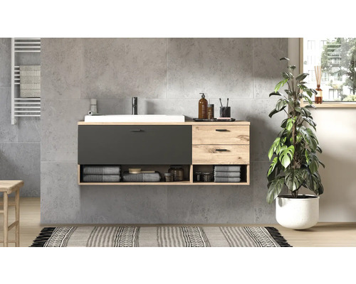 Moderní koupelna s umyvadlovou skříňkou, ručníky a pokojovou rostlinou