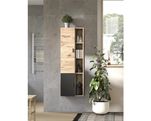 Moderní koupelna se závěsnou skříňkou ve vzhledu dřeva a tmavými dveřmi