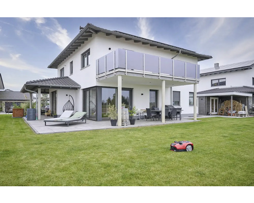 Dům s terasou, balkonem a robotickou sekačkou na zahradě