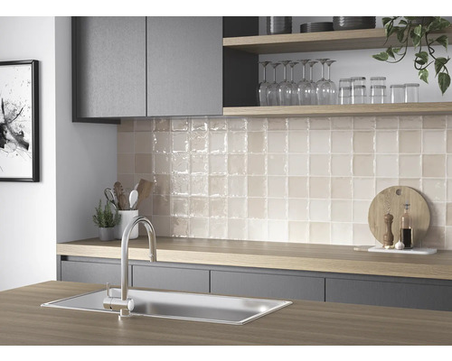 Kuchyňská scéna s dřezem, vodovodní baterií a čtvercovými obkladačkami