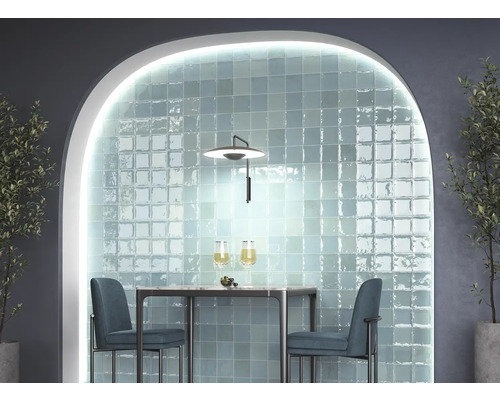 Jídelní prostor s obkládanou stěnou, stolem a židlemi