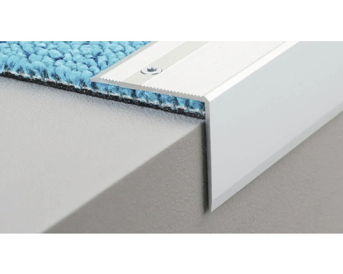 Hliníkový schodový profil s vruty namontovaný na koberec