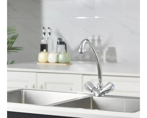 Chromová kuchyňská baterie s dvojitým dřezem v kuchyni