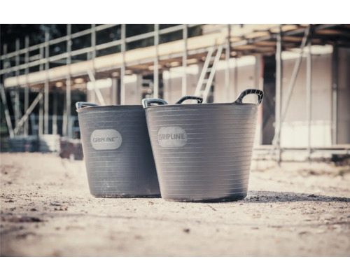 Dva maltové kbelíky značky Gripline na staveništi.