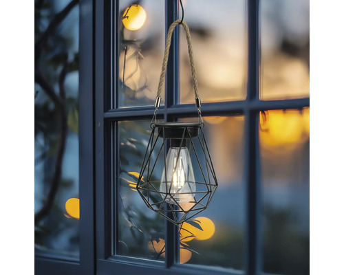 Dekorativní solární lampa se zavěšením na laně a geometrickým kovovým rámem