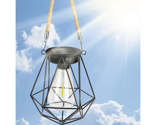 Solární lampa s geometrickým stínidlem a závěsem z lana na pozadí modré oblohy