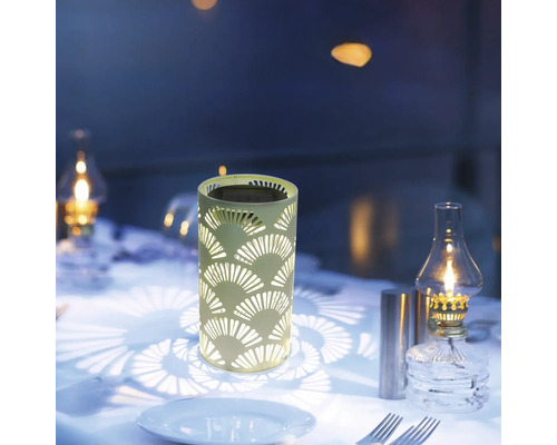 Dekorativní solární lampa na stole