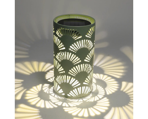 Dekorativní solární lampa s vyřezávaným vzorem a světelnými efekty