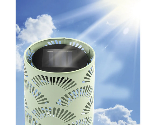 Dekorativní solární lampa s děrovaným vzorem pro venkovní použití.