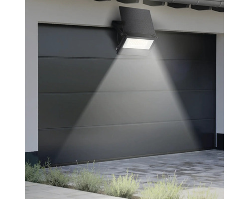 LED venkovní reflektor na stěně garáže