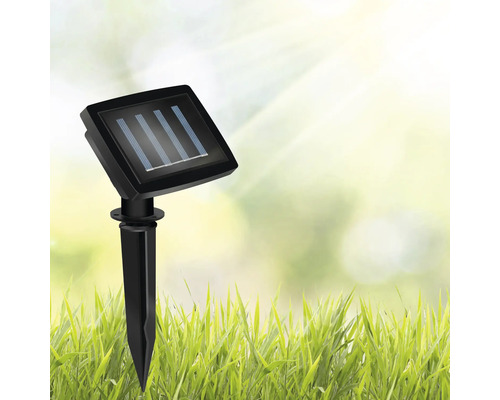 Solární lampa do zahrady v trávníku
