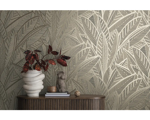 Dekorativní interiér se vzorovanými tapetami a rostlinami na dřevěné skříňce