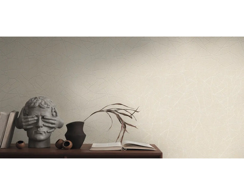 Obývací pokoj s tapetou se vzorem, hromadou knih a dekorativními předměty na příborníku