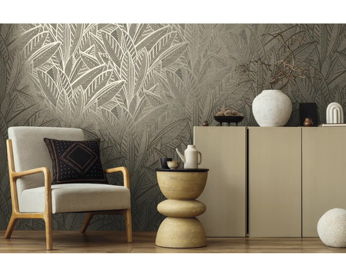 Obývací pokoj s tapetou se vzorem listů, křeslem a dekorací