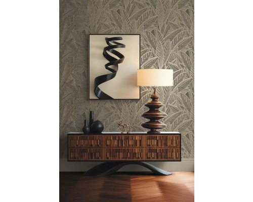 Dekorativní pokoj s komodou, lampou, uměleckým dílem a vzorovanou tapetou