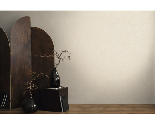 Dekorativní scéna se zástěnou, vázami a vzorovanou tapetou.