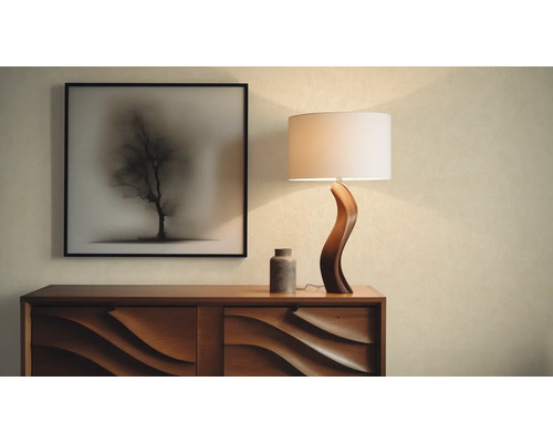 Dekorativní scéna s komodou, lampou, obrazem a vázou