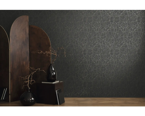 Pohled na pokoj s tapetou se vzorem, děličem místnosti a ozdobnými vázami