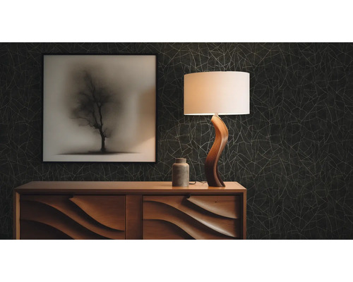 Obývací pokoj s komodou, lampou a nástěnnou malbou