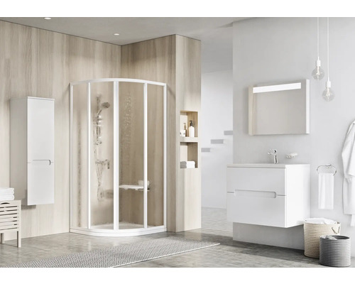 Světlá koupelna se sprchovým koutem, umyvadlem, zrcadlovou skříňkou a úložným prvkem