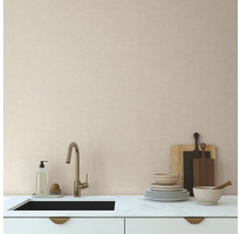 Kuchyňský dřez s baterií, mycí prostředek, nádobí a krájecí desky na pracovní desce