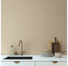 Kuchyňská scéna s dřezem, baterií, nádobím a prkénky na mramorové desce