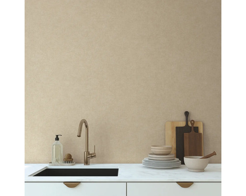 Kuchyňská scéna s dřezem, baterií, nádobím a prkénky na mramorové desce