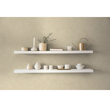 Dvě bílé police s dekorativními předměty na zdi