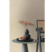 Dekorativní zátiší s vázou, sušenými květinami, liči a židlí na malém stole