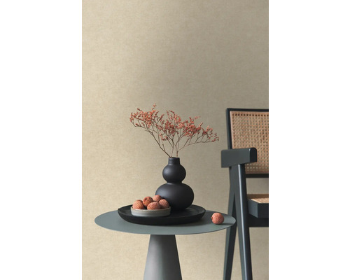 Dekorativní zátiší s vázou, sušenými květinami, liči a židlí na malém stole