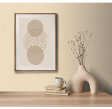 Dekorativní scéna s rámovaným geometrickým uměleckým dílem, vázou a knihami.