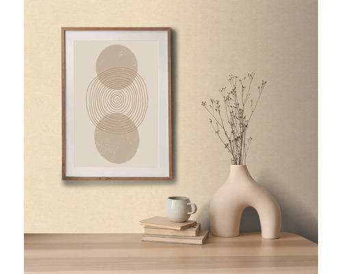 Dekorativní scéna s rámovaným geometrickým uměleckým dílem, vázou a knihami.