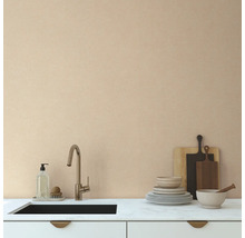 Kuchyňská scéna s dřezem, vodovodní baterií, nádobím a prkénky na kuchyňské lince.