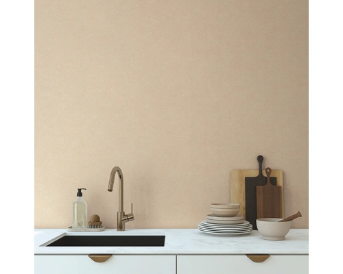 Kuchyňská scéna s dřezem, vodovodní baterií, nádobím a prkénky na kuchyňské lince.