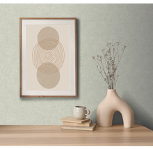 Dekorativní zátiší s rámem, vázou, šálkem a knihami