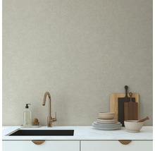 Kuchyňský dřez s baterií a nádobím před světlou stěnou