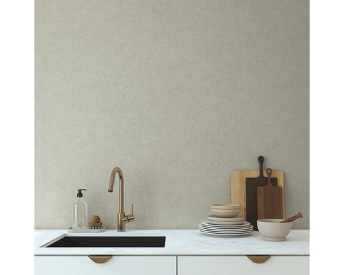 Kuchyňský dřez s baterií a nádobím před světlou stěnou