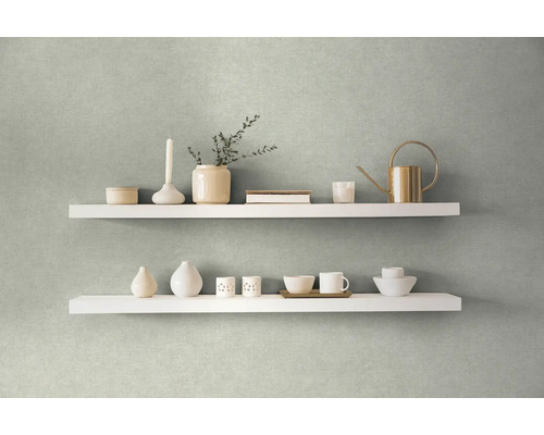 Dvě bílé police na zdi zdobené vázami, svíčkou, konví a nádobím