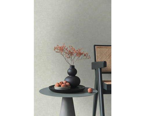 Dekorativní aranžmá s vázou, sušenými květinami a liči na stole