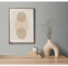 Dekorativní obraz s kruhovým vzorem v dřevěném rámu na zdi