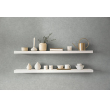 Dekorativní bílé nástěnné police s vázami, šálky a konví