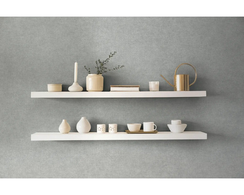 Dekorativní bílé nástěnné police s vázami, šálky a konví