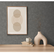 Dekorativní scéna s zarámovaným grafickým potiskem, šálkem, knihami a neobvyklou vázou