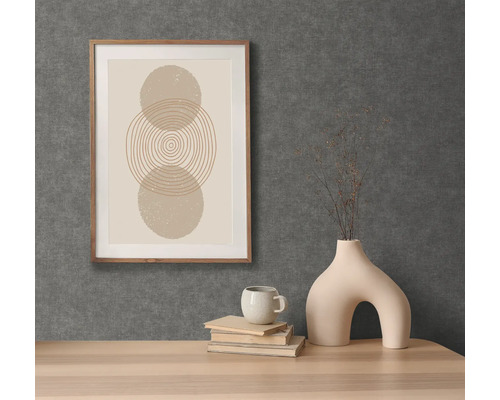 Dekorativní scéna s zarámovaným grafickým potiskem, šálkem, knihami a neobvyklou vázou